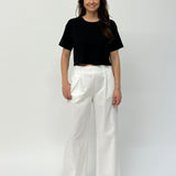White cotton pants with high waist and pockets. 
